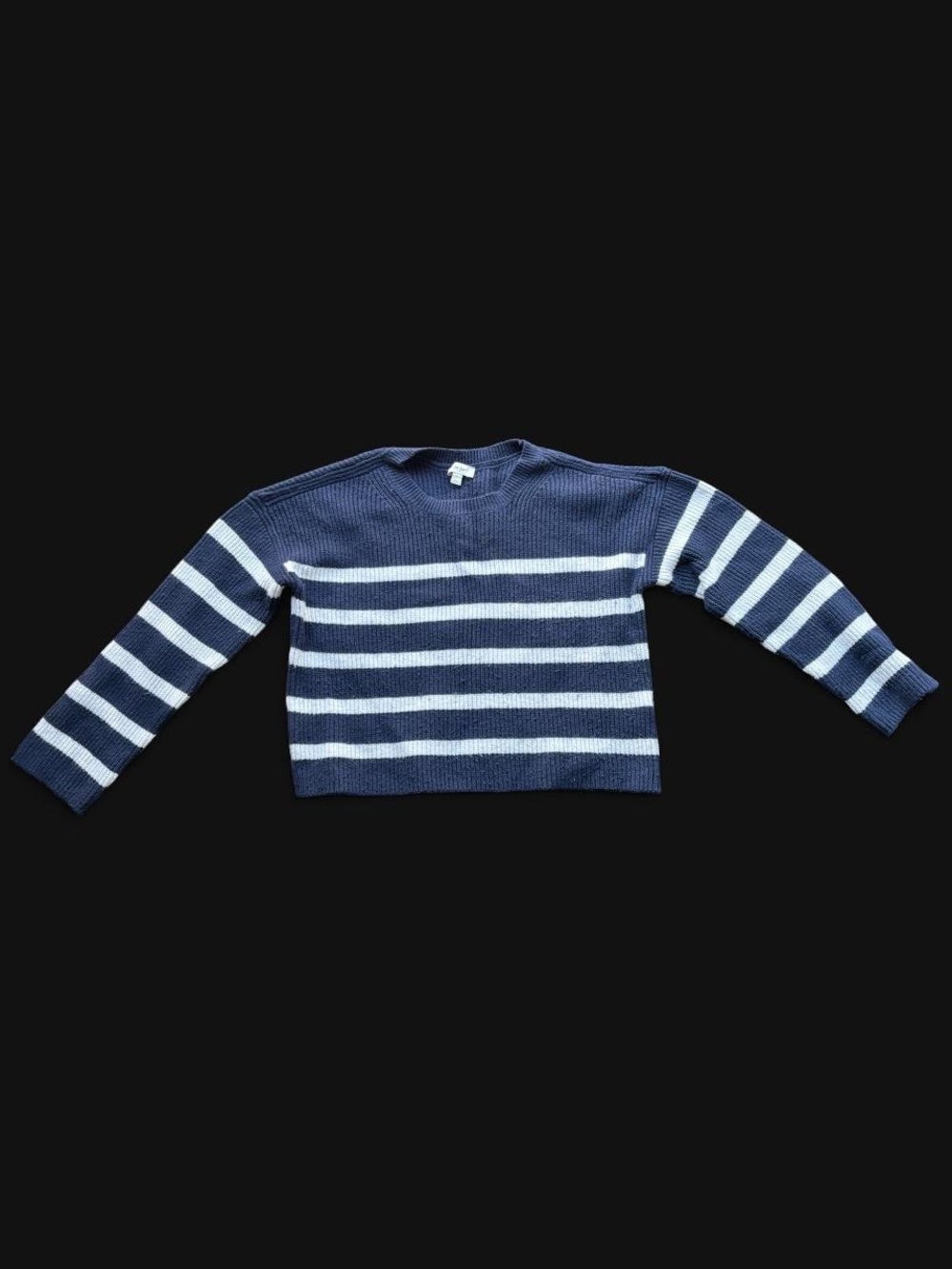 ✨On 34th Navy blue and white striped sweater in a L✨